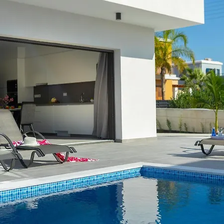 Villa Andre, Walking Distance To Coral Bay *