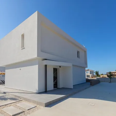 Andre, Walking Distance To Coral Bay Peyia