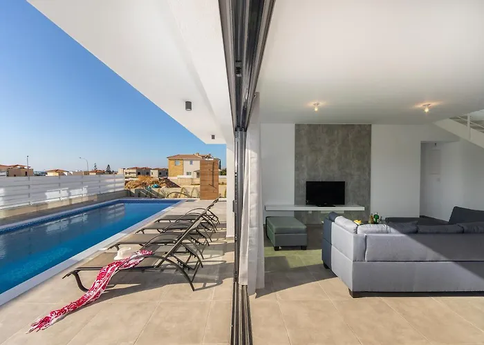 Andre, Walking Distance To Coral Bay * Peyia