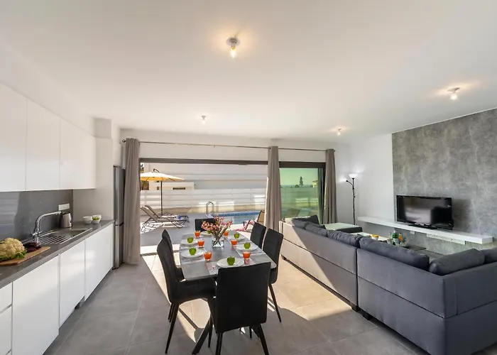 Villa Andre, Walking Distance To Coral Bay