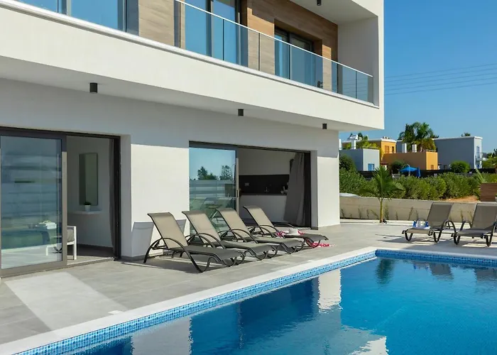 Andre, Walking Distance To Coral Bay * Peyia