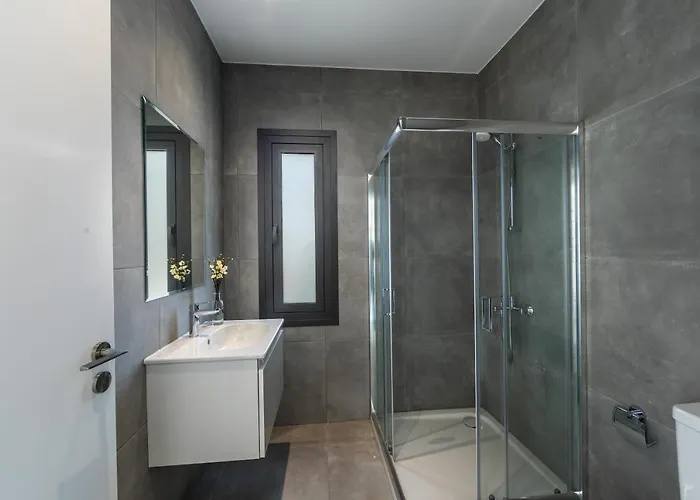 Andre, Walking Distance To Coral Bay Peyia