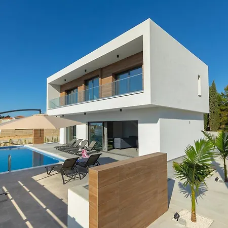 Villa Andre, Walking Distance To Coral Bay