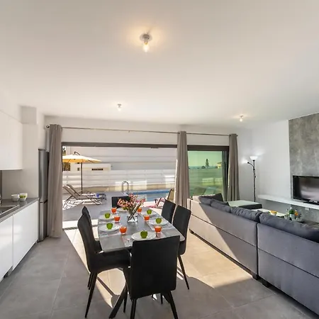 Villa Andre, Walking Distance To Coral Bay