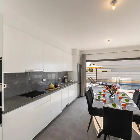 Andre, Walking Distance To Coral Bay Péjia