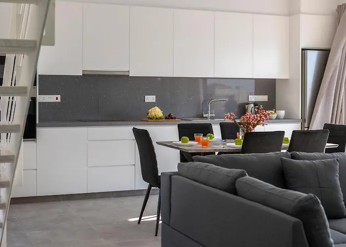 Andre, Walking Distance To Coral Bay Vila