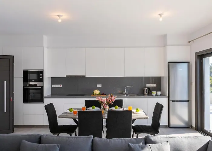 Andre, Walking Distance To Coral Bay * Pegeia