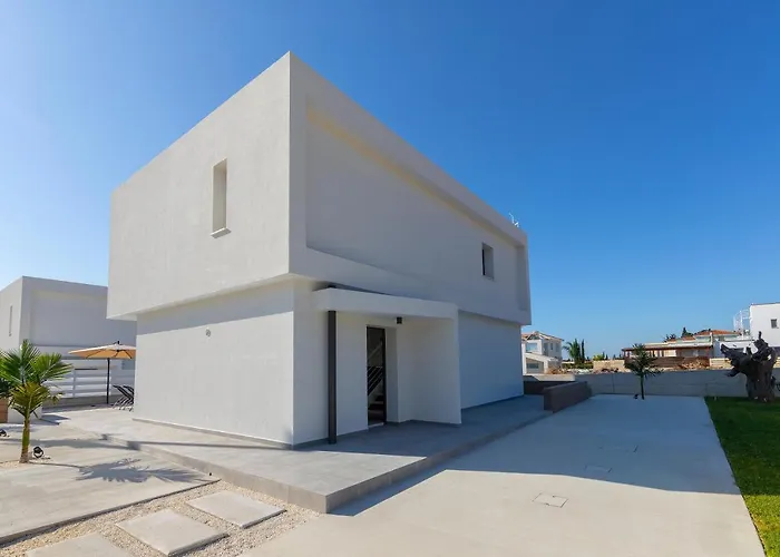 Andre, Walking Distance To Coral Bay Pegeia